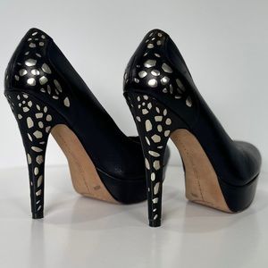 Pumps with a detailed back side Vince Camuto